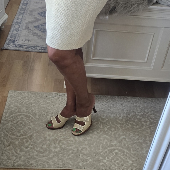 Chanel Vintage Elegant Cream Women's Heels - Picture 10 of 17
